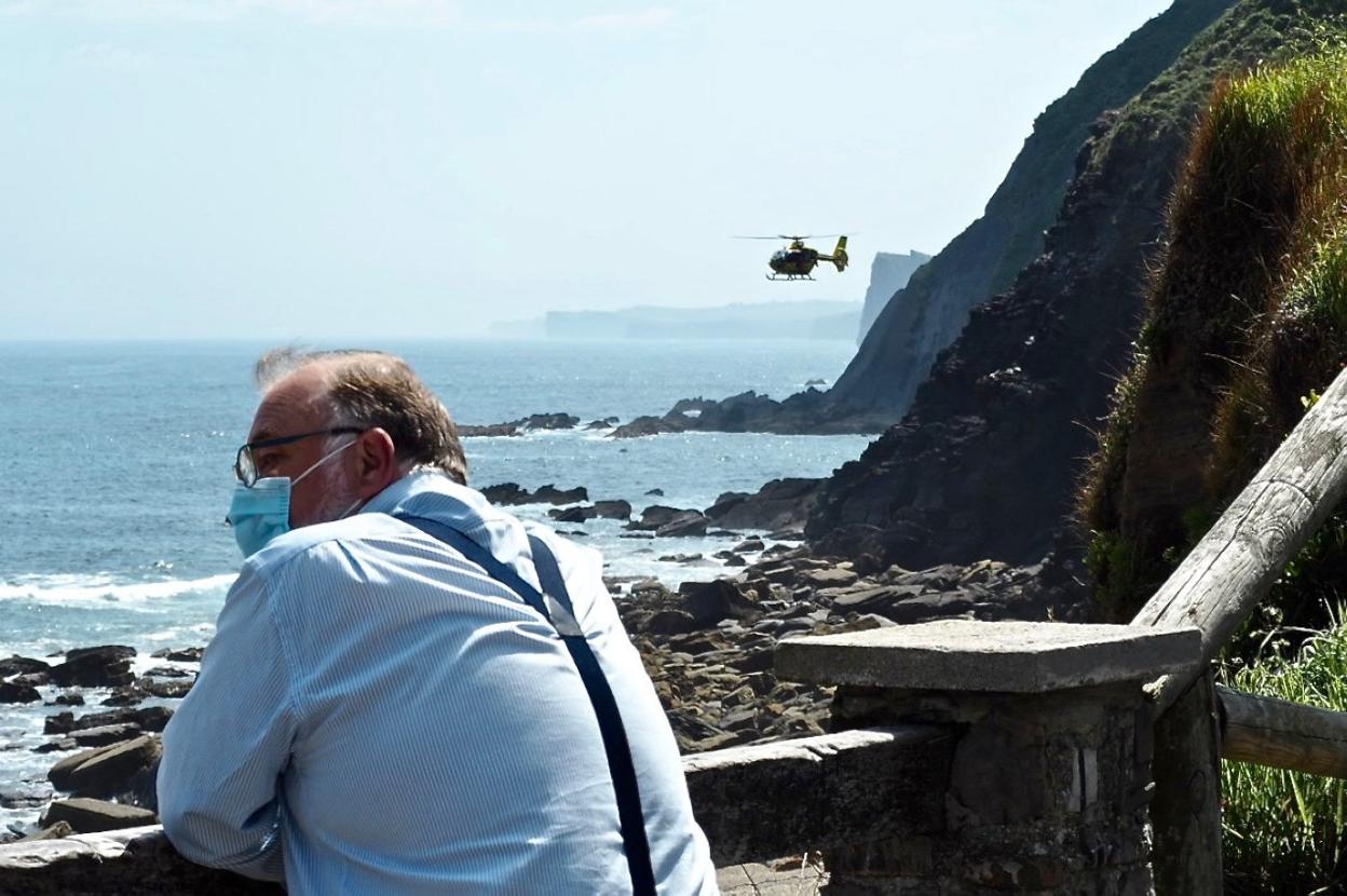 El alcalde de Ribadesella sigue el operativo de rescate. 