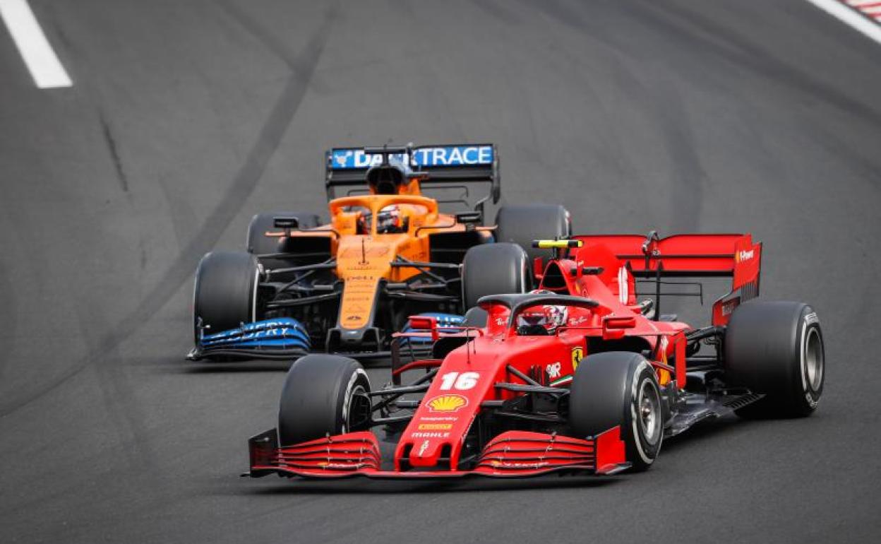 Carlos Sainz intenta adelantar a Charles Leclerc en Hungaroring. 