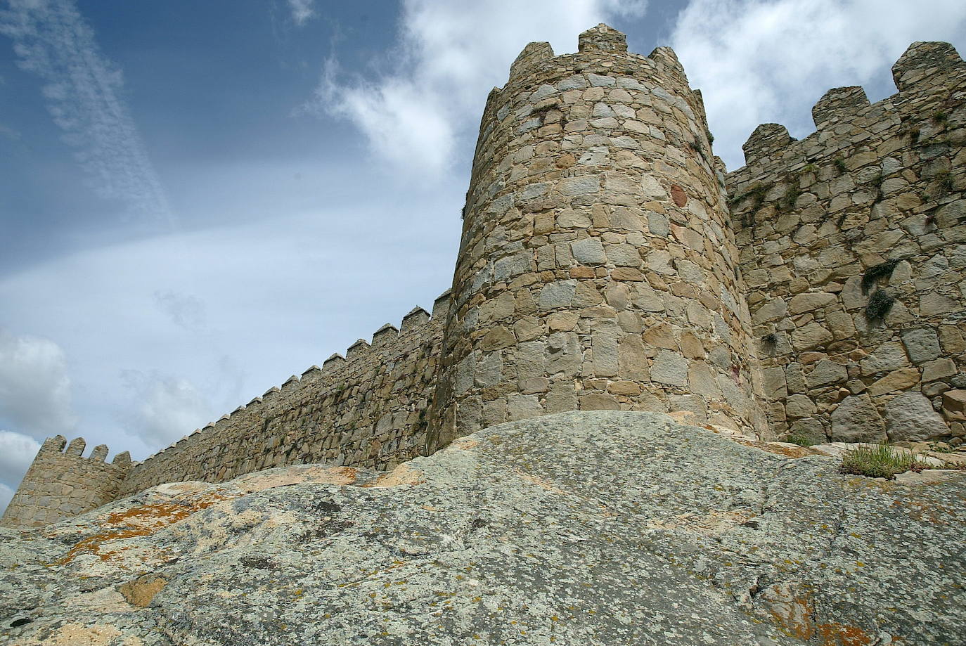 Este verano resultará complicado viajar fuera de España a consecuencia del Covid-19. Sin embargo, nuestro país ofrece un amplio repertorio de ciudades cargadas de historia y tradición que deben convertirse en visita obligada. Algunos de ellos cuentan con el reconocimiento de Patrimonio de la Humanidad por parte de la UNESCO, como son las quince ciudades que te presentamos a continuación, a los que se le pueden añadir además algunos monumentos e hitos culturales del Arte Prerrománico así como cuevas prehistóricas del Principado. En esta imagen, la ciudad de Ávila