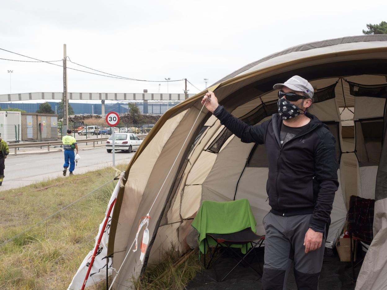 David Peláez en la tienda de campaña en la que duerme y pasa gran parte del día en San Juan. 