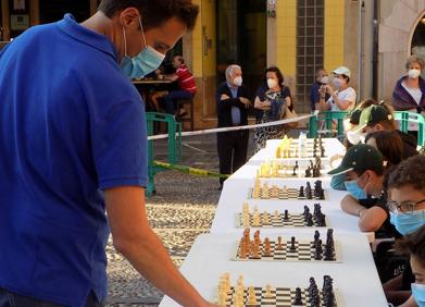 Imagen secundaria 1 - El gran maestro Silvino García, el maestro Fide Enrique Álvarez y el maestro Fide Iván Andrés. 