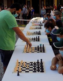 Imagen secundaria 2 - El gran maestro Silvino García, el maestro Fide Enrique Álvarez y el maestro Fide Iván Andrés. 