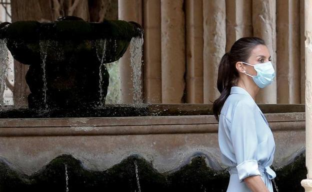 Doña Letizia luce el vestido camisero perfecto en su visita a Cataluña