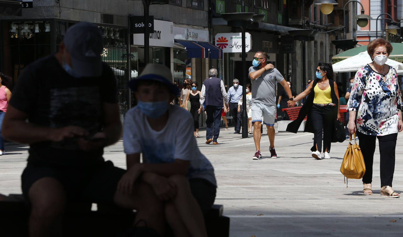 Asturianos y visitantes han disfrutado de un miércoles caluroso en las calles y en los arenales. 