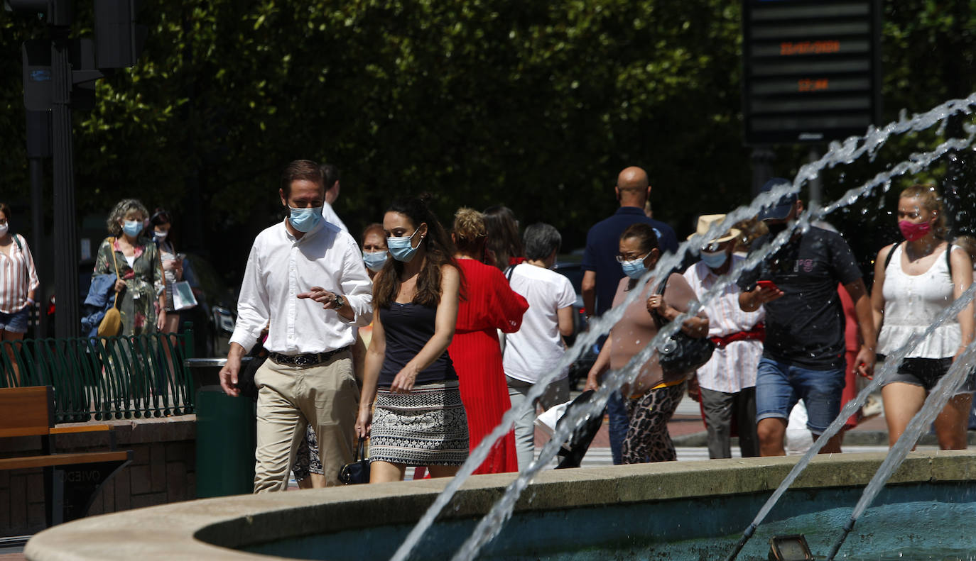 Asturianos y visitantes han disfrutado de un miércoles caluroso en las calles y en los arenales. 