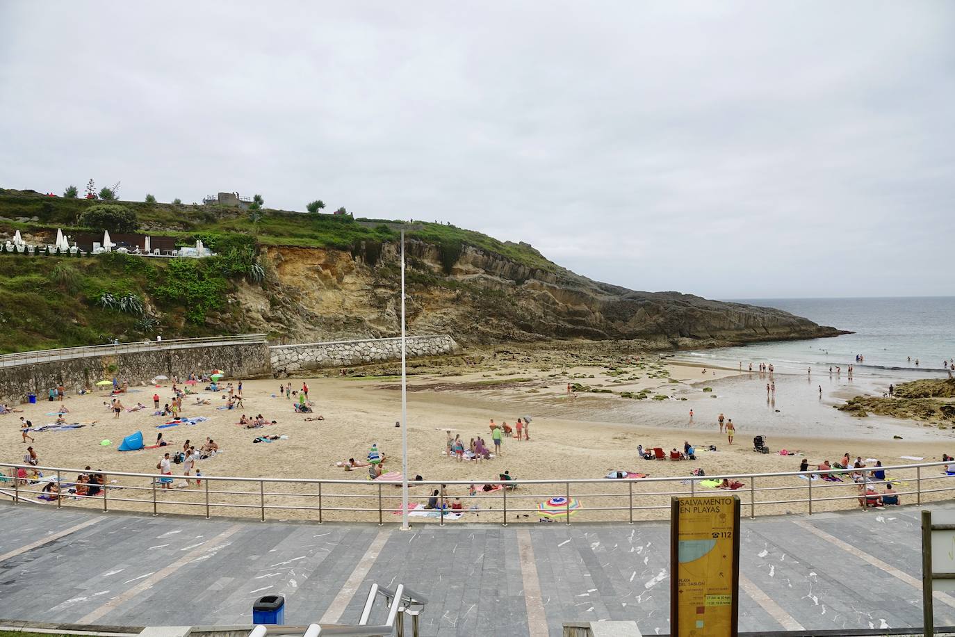 Asturianos y visitantes han disfrutado de un miércoles caluroso en las calles y en los arenales. 