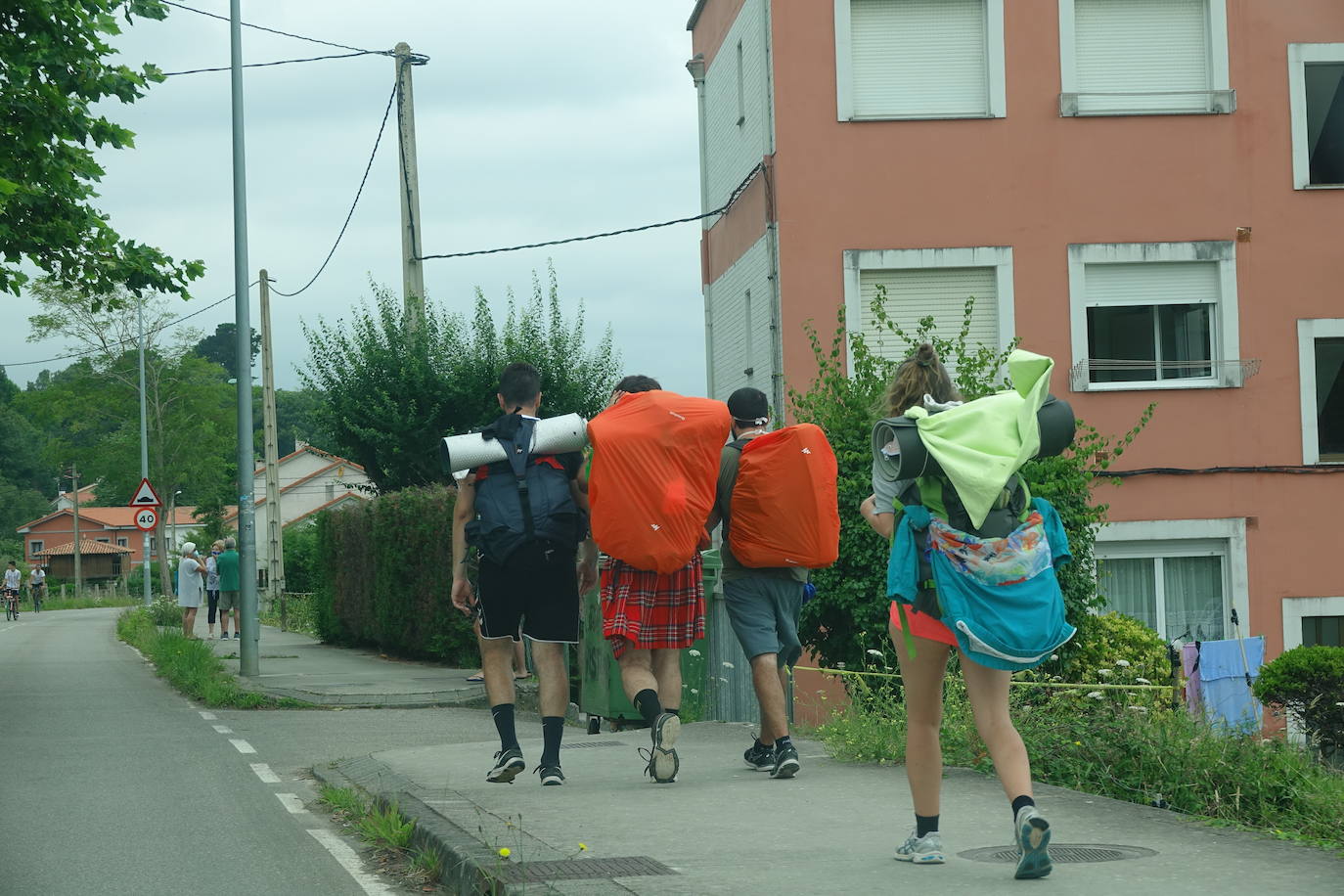 Asturianos y visitantes han disfrutado de un miércoles caluroso en las calles y en los arenales. 