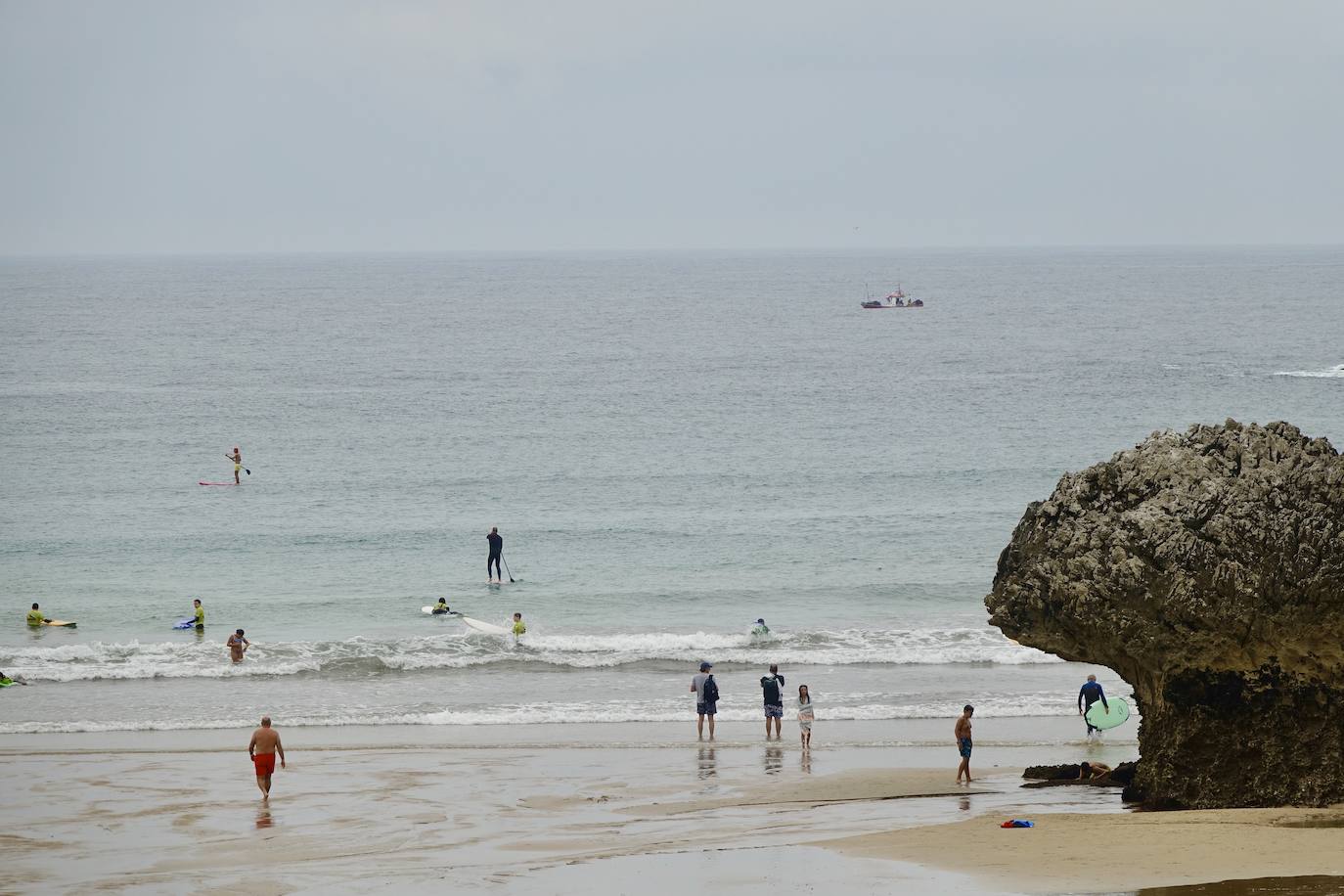 Asturianos y visitantes han disfrutado de un miércoles caluroso en las calles y en los arenales. 