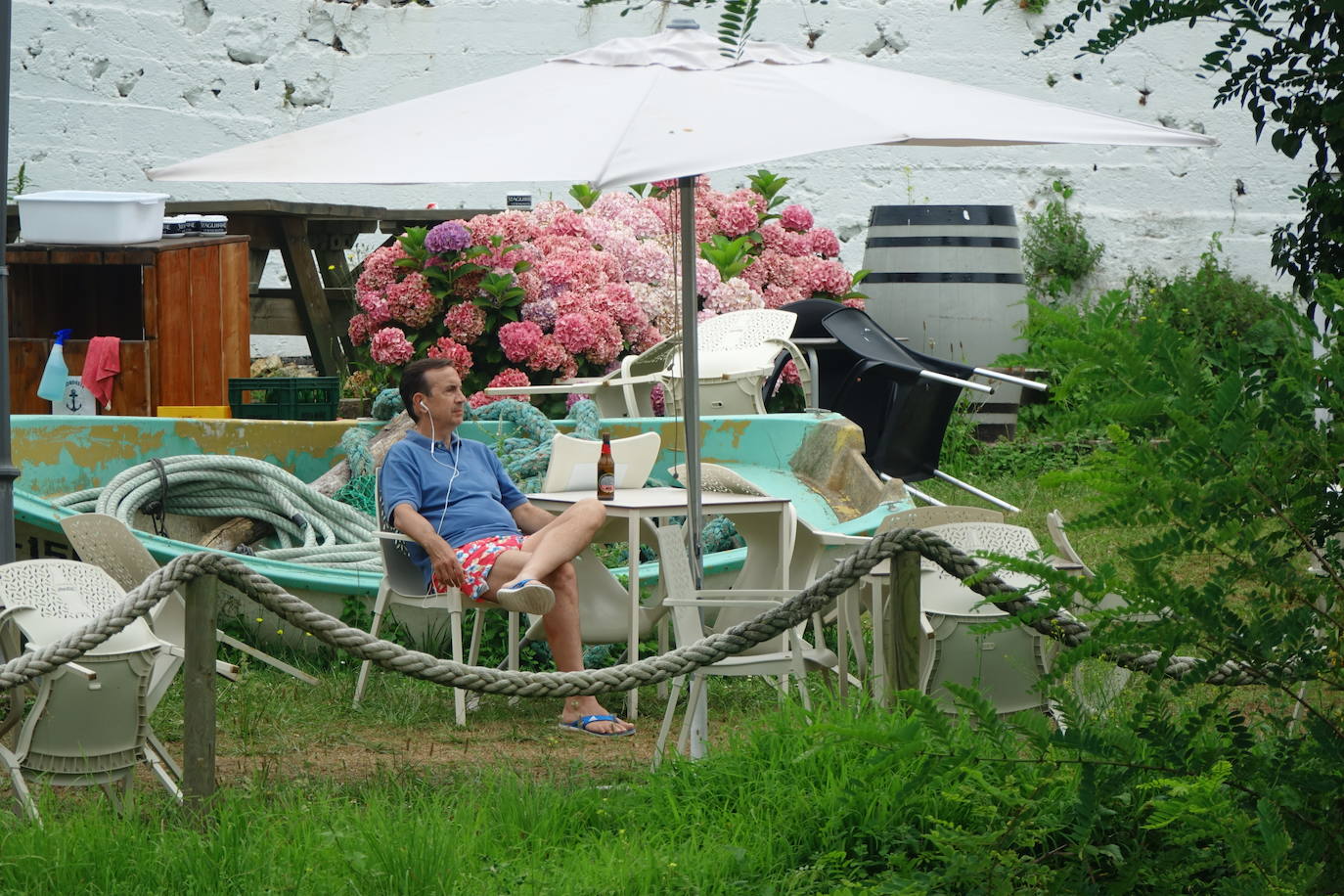 Asturianos y visitantes han disfrutado de un miércoles caluroso en las calles y en los arenales. 