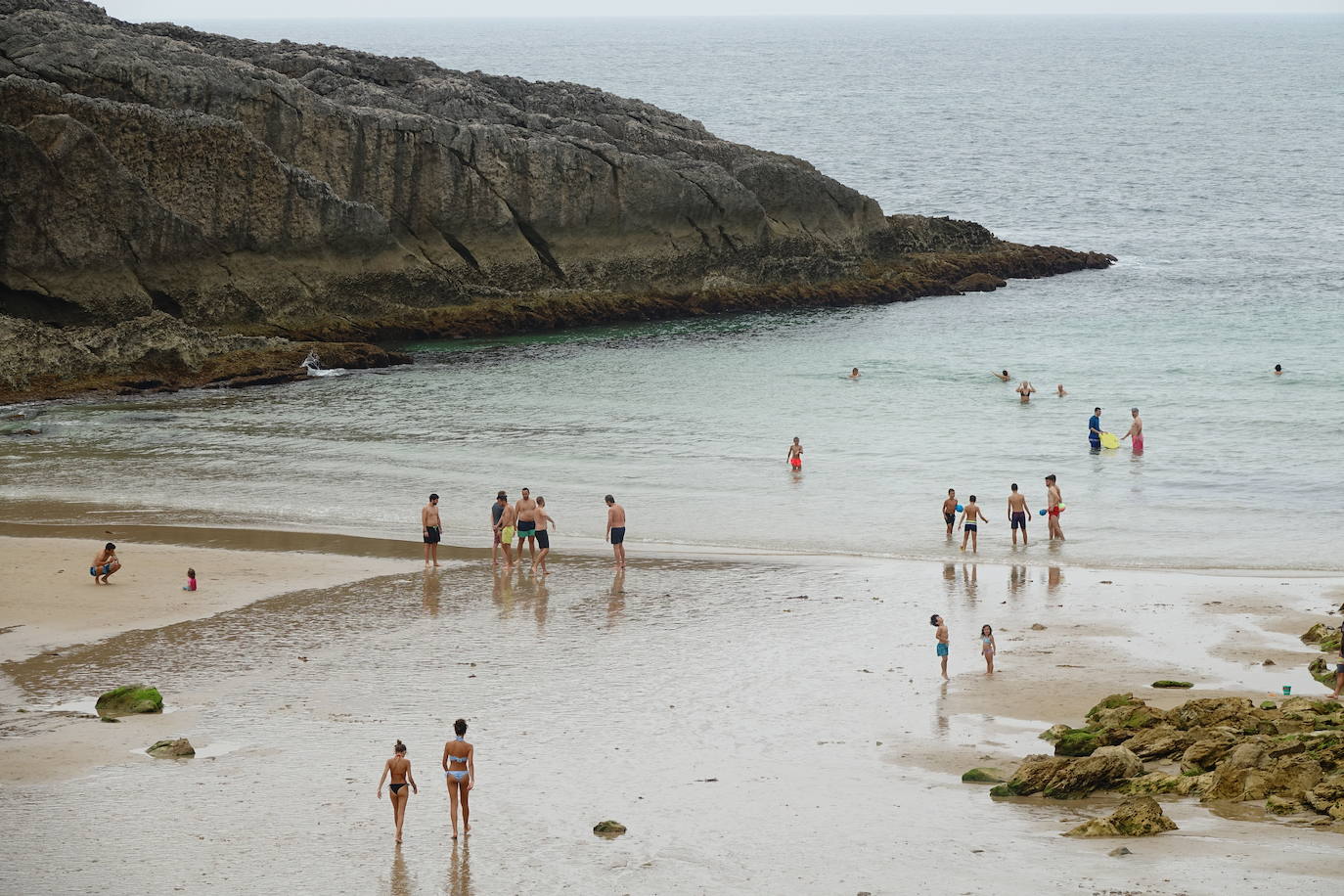 Asturianos y visitantes han disfrutado de un miércoles caluroso en las calles y en los arenales. 