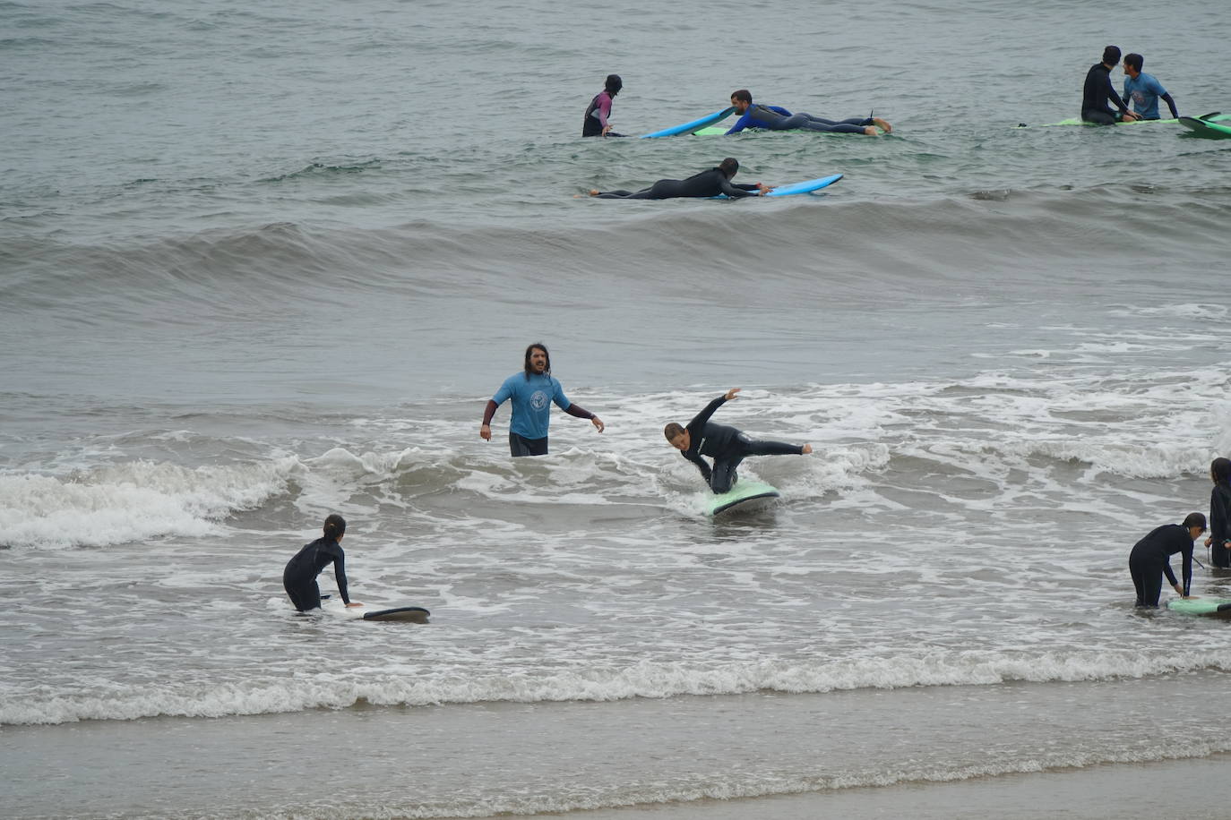 Asturianos y visitantes han disfrutado de un miércoles caluroso en las calles y en los arenales. 