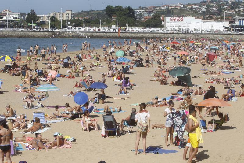 Asturianos y visitantes han disfrutado de un miércoles caluroso en las calles y en los arenales. 