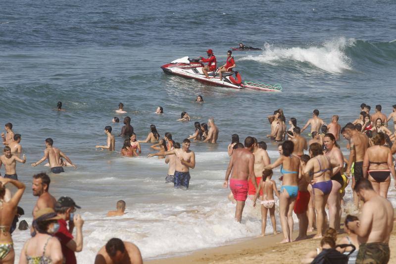 Asturianos y visitantes han disfrutado de un miércoles caluroso en las calles y en los arenales. 