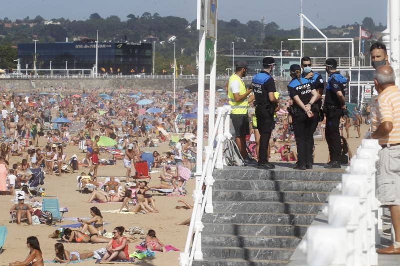 Asturianos y visitantes han disfrutado de un miércoles caluroso en las calles y en los arenales. 