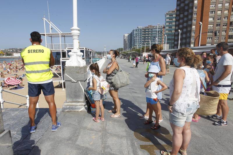 Asturianos y visitantes han disfrutado de un miércoles caluroso en las calles y en los arenales. 