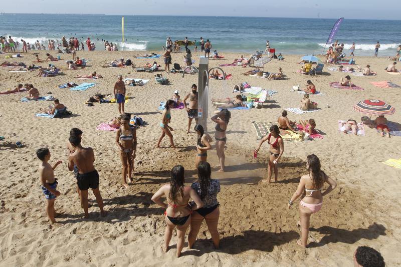 Asturianos y visitantes han disfrutado de un miércoles caluroso en las calles y en los arenales. 