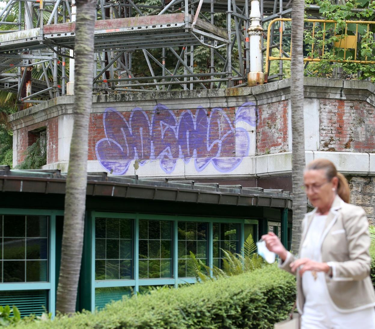 Grafitis en el kiosco del Bombé. 