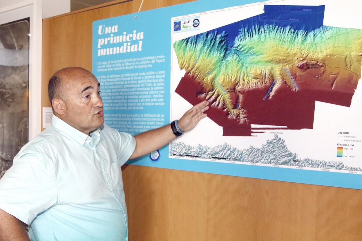 Javier Cristobo, en el Instituto Oceanográfico de Gijón, que dirige desde hace once años. 