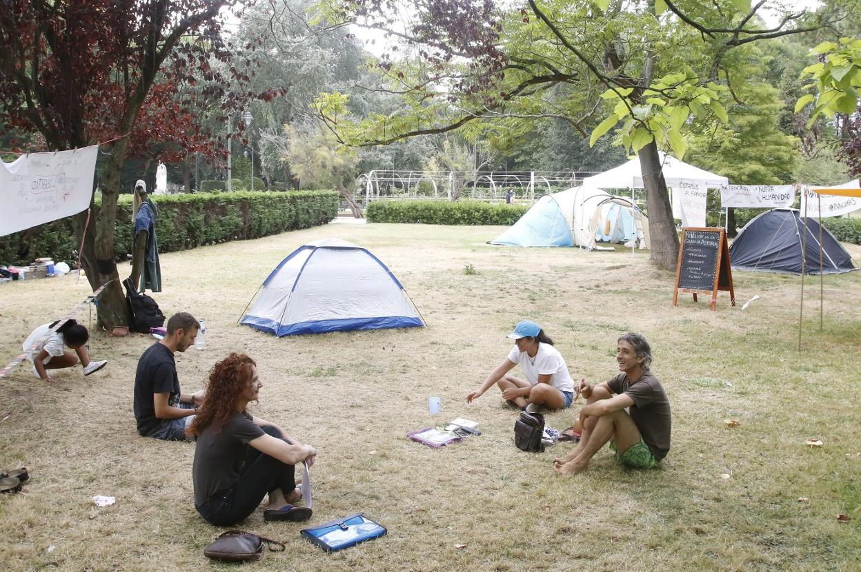 Varios de los participantes en la acampada de protesta contra la obligatoriedad de las vacunas organizada en el parque de Isabel la Católica. 