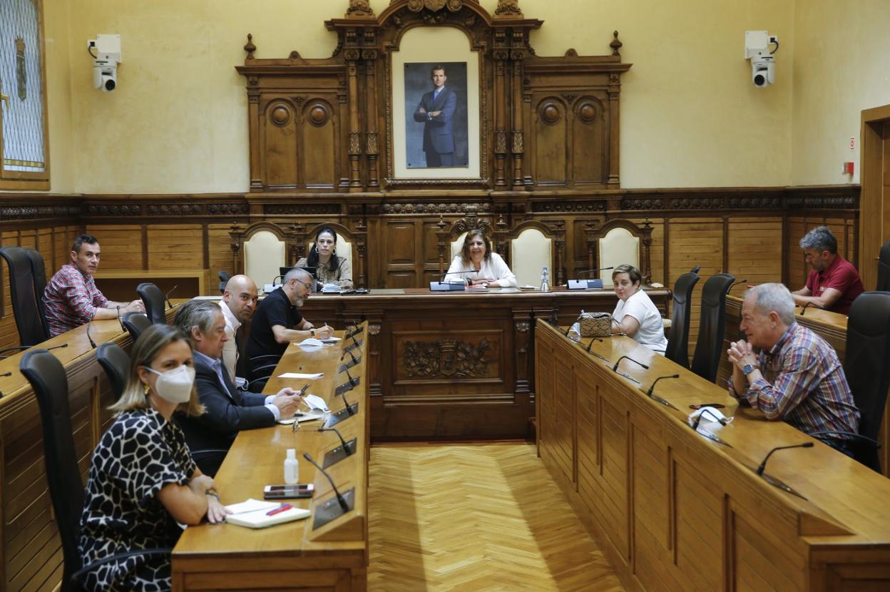 La comisión se reunió en el salón de plenos. 