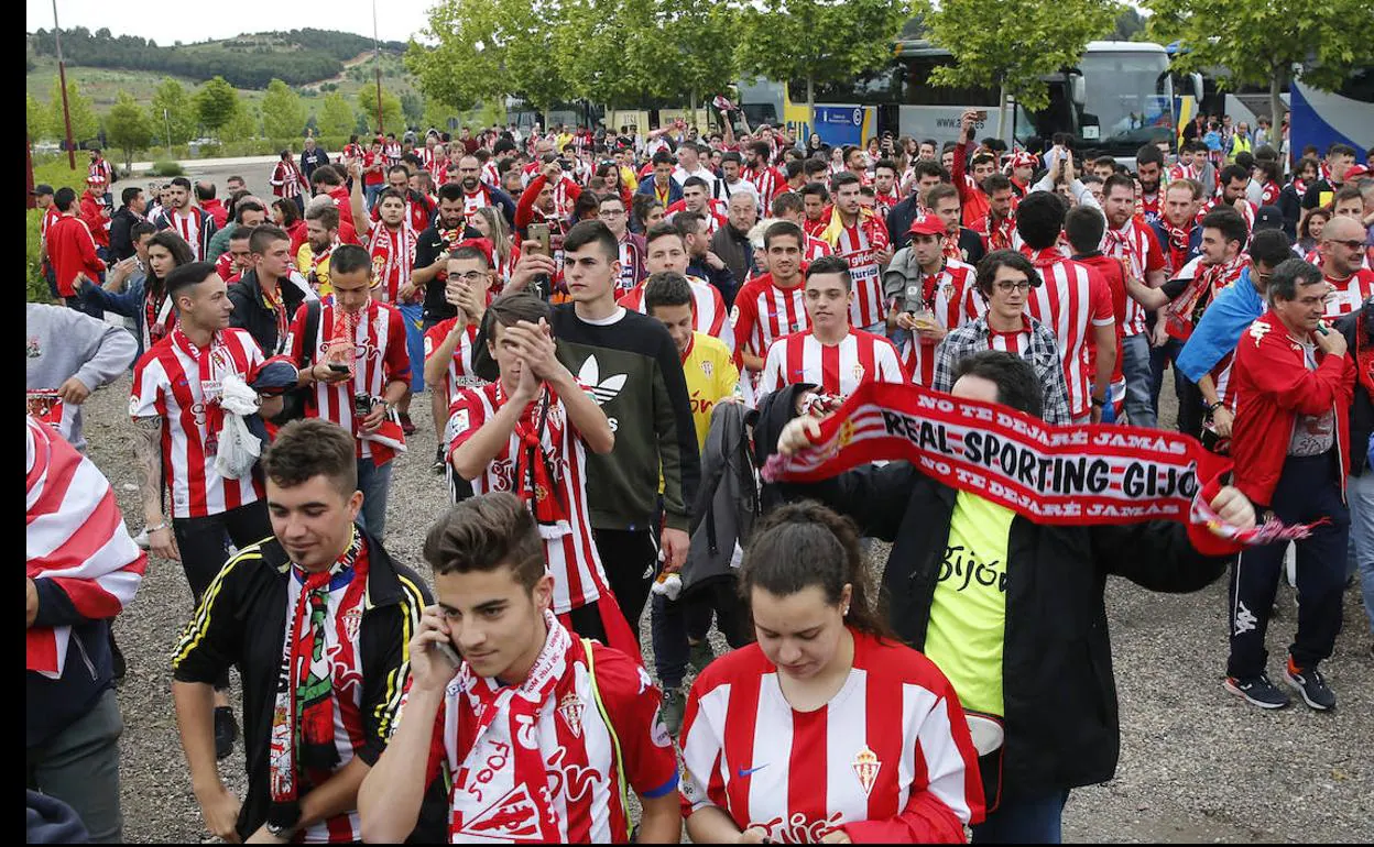 El Sporting ofrece el abono gratis en caso de ascenso y se abre a devolver el 23,8% a los abonados que no quieran renovar