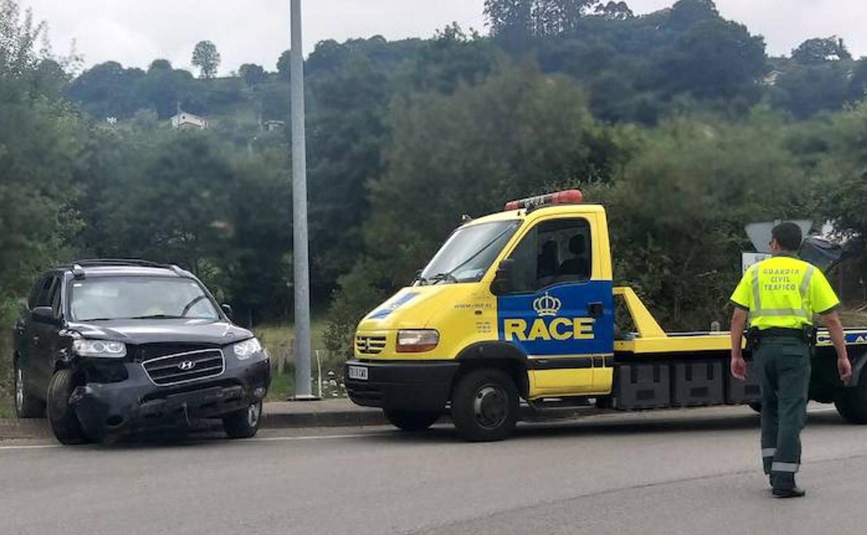 El vehículo robado, tras el accidente en Lieres.