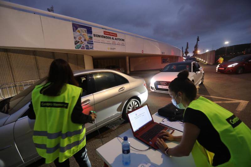 La explanada del Niemeyer se convirtió en la noche de este jueves en un autocine. Los espectadores pudieron disfrutar de un clásico como 'Cinema Paradiso'.