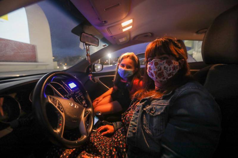 La explanada del Niemeyer se convirtió en la noche de este jueves en un autocine. Los espectadores pudieron disfrutar de un clásico como 'Cinema Paradiso'.