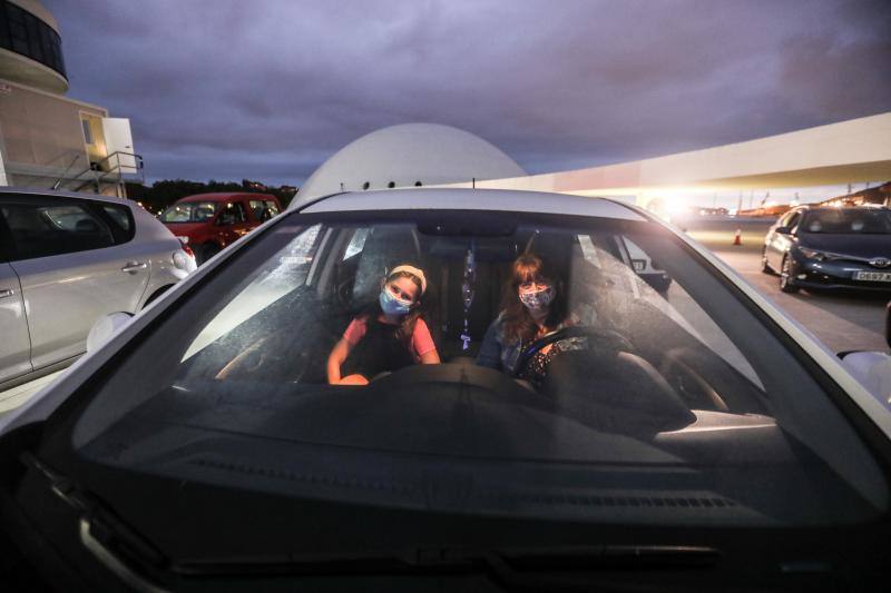 La explanada del Niemeyer se convirtió en la noche de este jueves en un autocine. Los espectadores pudieron disfrutar de un clásico como 'Cinema Paradiso'.