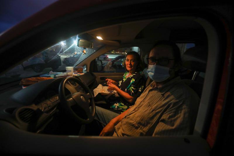 La explanada del Niemeyer se convirtió en la noche de este jueves en un autocine. Los espectadores pudieron disfrutar de un clásico como 'Cinema Paradiso'.