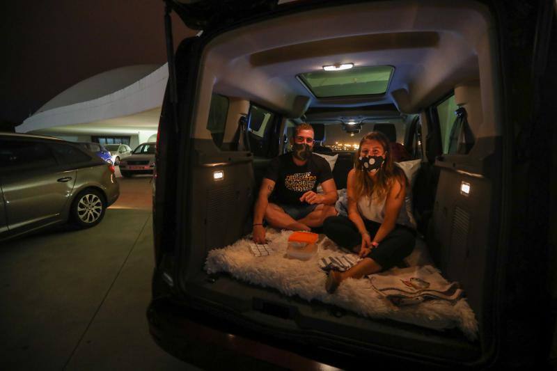 La explanada del Niemeyer se convirtió en la noche de este jueves en un autocine. Los espectadores pudieron disfrutar de un clásico como 'Cinema Paradiso'.