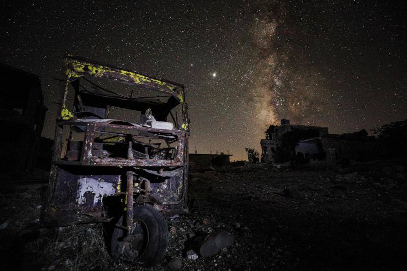 Parece que el mundo se detiene al observar el cielo estrellado de Idlib (Siria). Sin embargo, basta con bajar un poco la mirada para darse cuenta de la realidad: edificios destruidos por una guerra que comenzó hace más de nueve años y que parece no tener fin, un campamento para sirios desplazados, un parque de atracciones abandonado y combatientes a lo largo de la primera línea con las fuerzas gubernamentales. Así son las noches en la provincia de Idlib, controlada por los rebeldes sirios. 