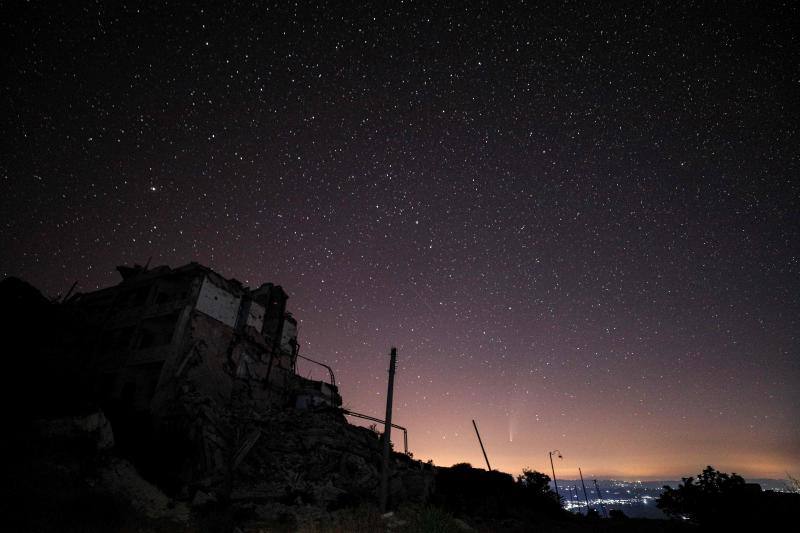 Parece que el mundo se detiene al observar el cielo estrellado de Idlib (Siria). Sin embargo, basta con bajar un poco la mirada para darse cuenta de la realidad: edificios destruidos por una guerra que comenzó hace más de nueve años y que parece no tener fin, un campamento para sirios desplazados, un parque de atracciones abandonado y combatientes a lo largo de la primera línea con las fuerzas gubernamentales. Así son las noches en la provincia de Idlib, controlada por los rebeldes sirios. 