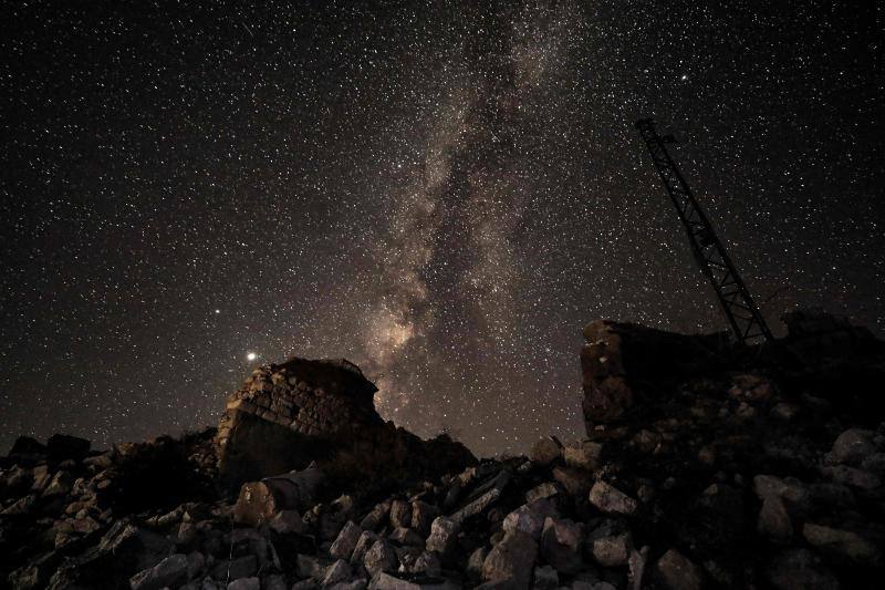 Parece que el mundo se detiene al observar el cielo estrellado de Idlib (Siria). Sin embargo, basta con bajar un poco la mirada para darse cuenta de la realidad: edificios destruidos por una guerra que comenzó hace más de nueve años y que parece no tener fin, un campamento para sirios desplazados, un parque de atracciones abandonado y combatientes a lo largo de la primera línea con las fuerzas gubernamentales. Así son las noches en la provincia de Idlib, controlada por los rebeldes sirios. 