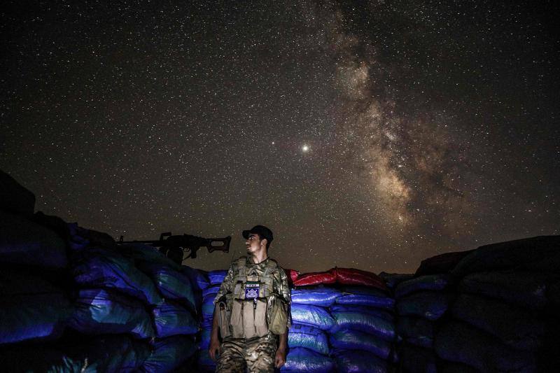 Parece que el mundo se detiene al observar el cielo estrellado de Idlib (Siria). Sin embargo, basta con bajar un poco la mirada para darse cuenta de la realidad: edificios destruidos por una guerra que comenzó hace más de nueve años y que parece no tener fin, un campamento para sirios desplazados, un parque de atracciones abandonado y combatientes a lo largo de la primera línea con las fuerzas gubernamentales. Así son las noches en la provincia de Idlib, controlada por los rebeldes sirios. 