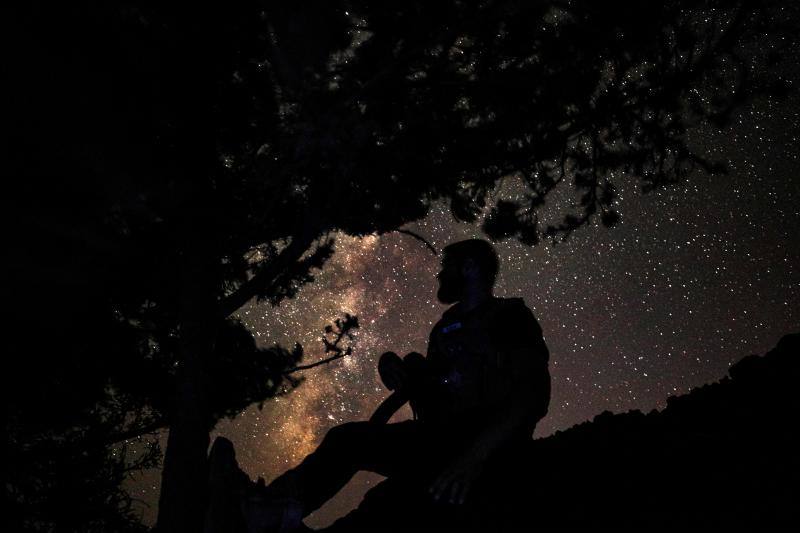 Parece que el mundo se detiene al observar el cielo estrellado de Idlib (Siria). Sin embargo, basta con bajar un poco la mirada para darse cuenta de la realidad: edificios destruidos por una guerra que comenzó hace más de nueve años y que parece no tener fin, un campamento para sirios desplazados, un parque de atracciones abandonado y combatientes a lo largo de la primera línea con las fuerzas gubernamentales. Así son las noches en la provincia de Idlib, controlada por los rebeldes sirios. 