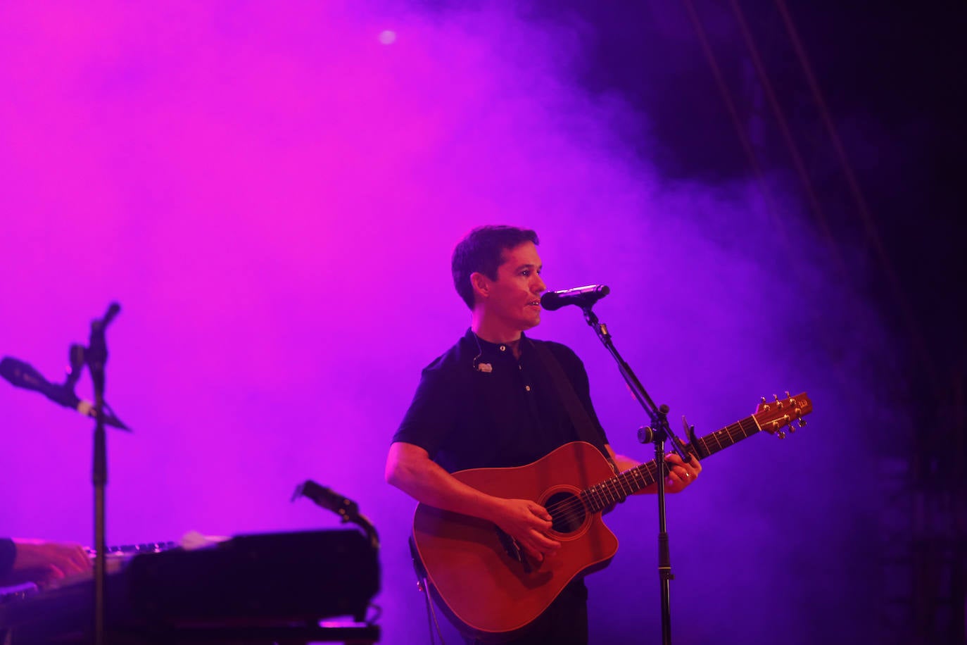 Maldita Nerea, el grupo liderado por Jorge Ruiz, actuó este viernes en la Plaza de Toros de Gijón ante un público entregado. El concierto tuvo lugar dentro del festival Metrópoli City.