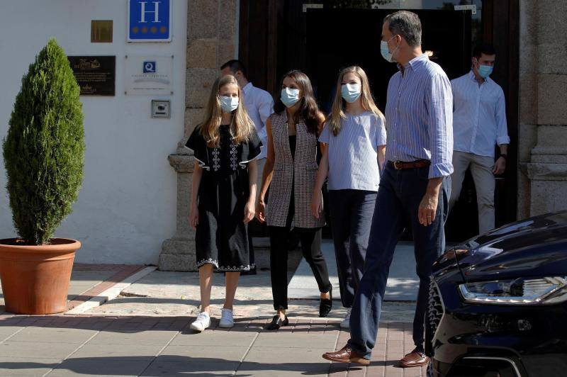 Don Felipe y doña Letizia iniciaron en Canarias su gira por todo el país tras el confinamiento. Los Reyes visitarán todas las comunidades autónomas de España con el objetivo de apoyar al turismo después de la pandemia. 