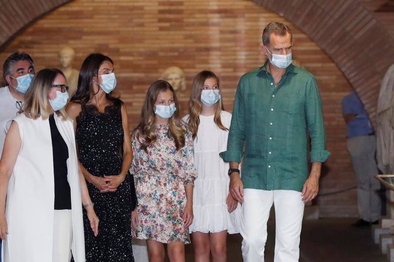 Don Felipe y doña Letizia iniciaron en Canarias su gira por todo el país tras el confinamiento. Los Reyes visitarán todas las comunidades autónomas de España con el objetivo de apoyar al turismo después de la pandemia. 