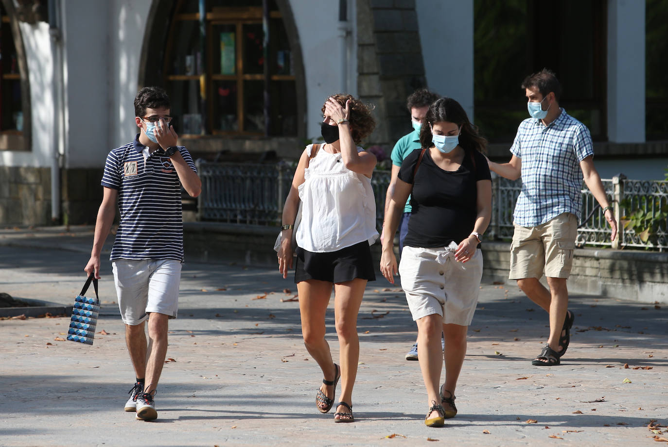 Asturias abarrota playas, ríos, parques, merenderos y terrazas para disfrutar de un fin de semana veraniego.