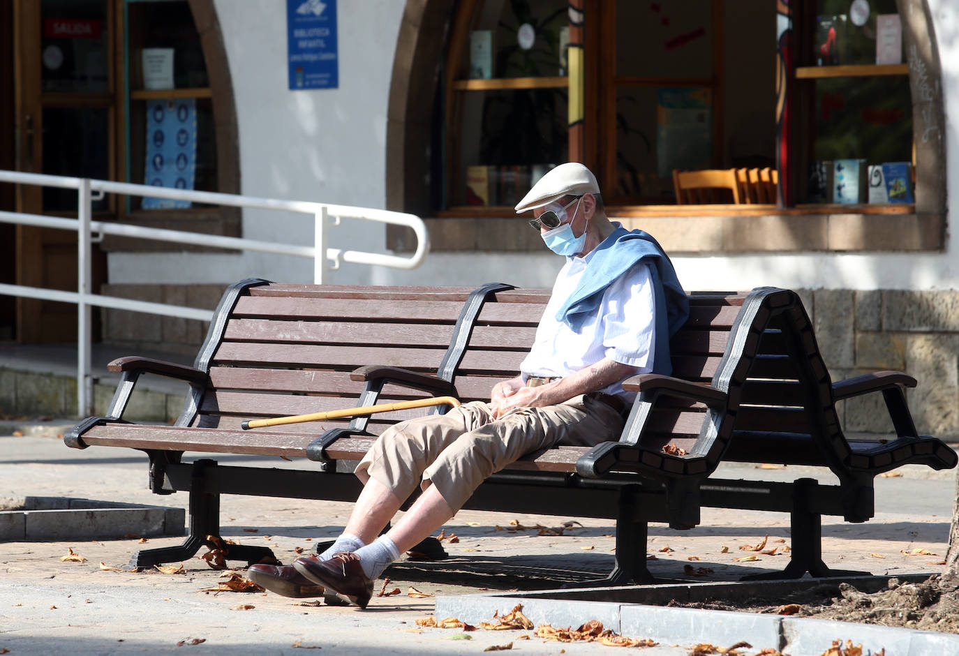 Asturias abarrota playas, ríos, parques, merenderos y terrazas para disfrutar de un fin de semana veraniego.