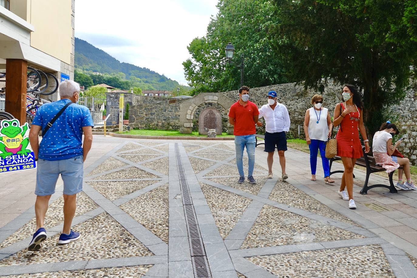 Asturias abarrota playas, ríos, parques, merenderos y terrazas para disfrutar de un fin de semana veraniego.
