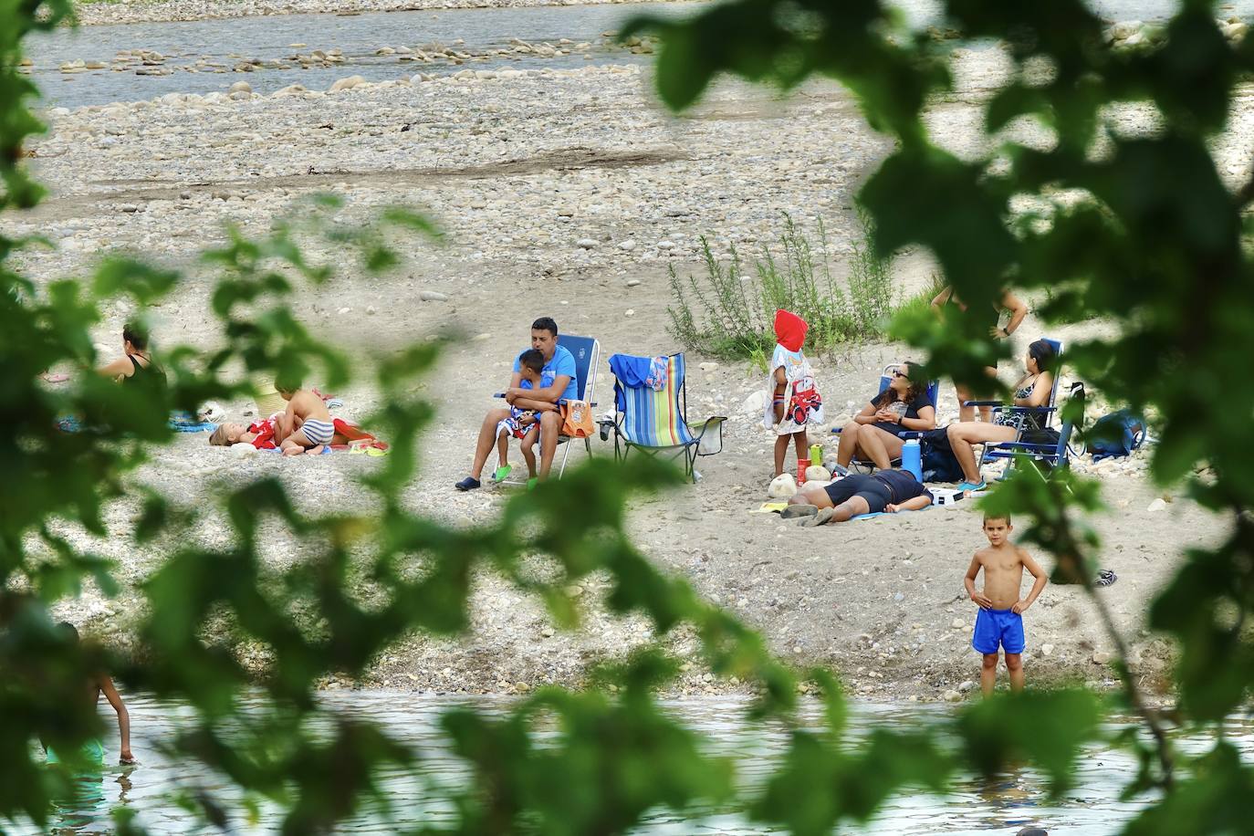 Asturias abarrota playas, ríos, parques, merenderos y terrazas para disfrutar de un fin de semana veraniego.