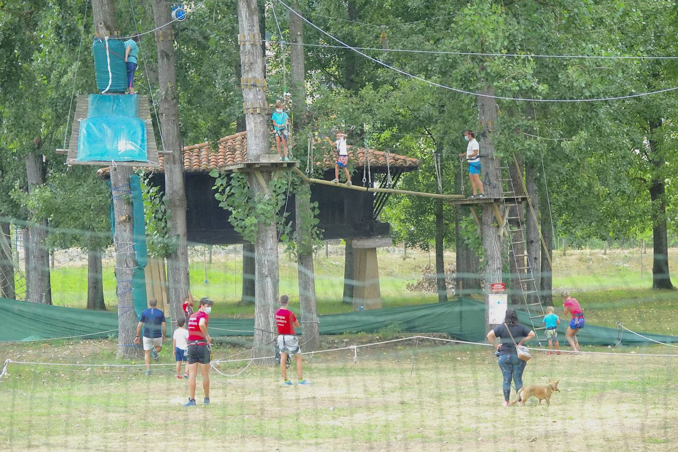 Asturias abarrota playas, ríos, parques, merenderos y terrazas para disfrutar de un fin de semana veraniego.