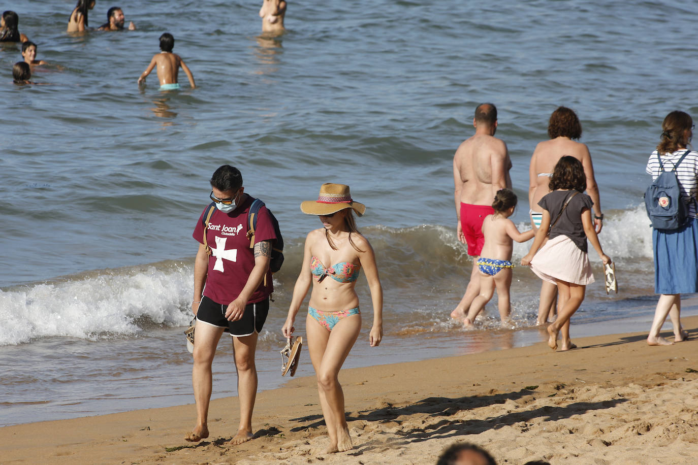 Asturias abarrota playas, ríos, parques, merenderos y terrazas para disfrutar de un fin de semana veraniego.