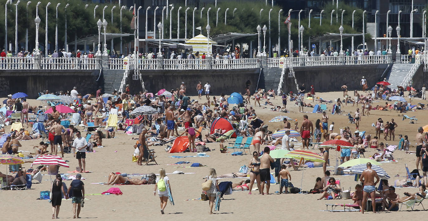 Asturias abarrota playas, ríos, parques, merenderos y terrazas para disfrutar de un fin de semana veraniego.