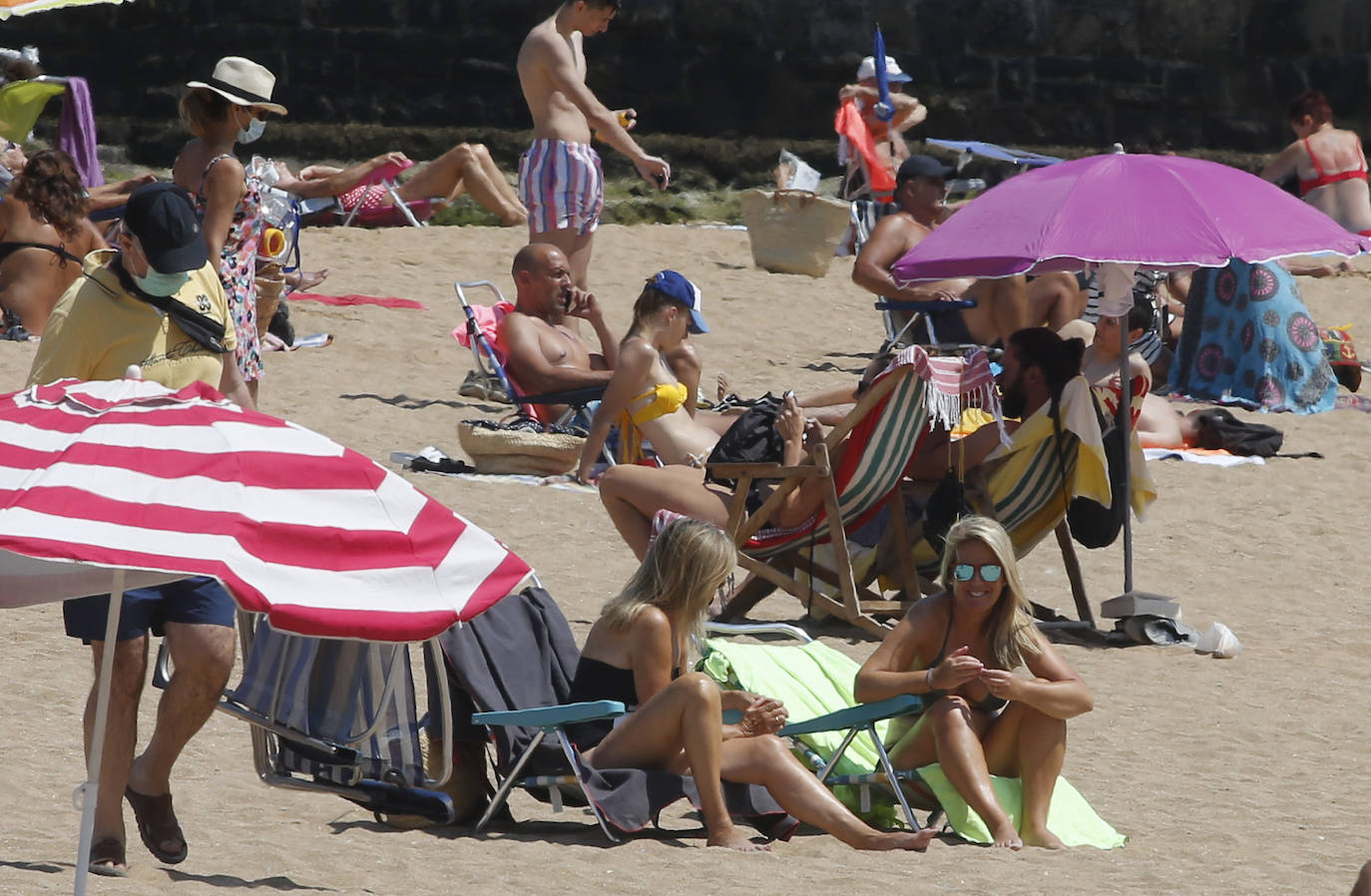 Asturias abarrota playas, ríos, parques, merenderos y terrazas para disfrutar de un fin de semana veraniego.