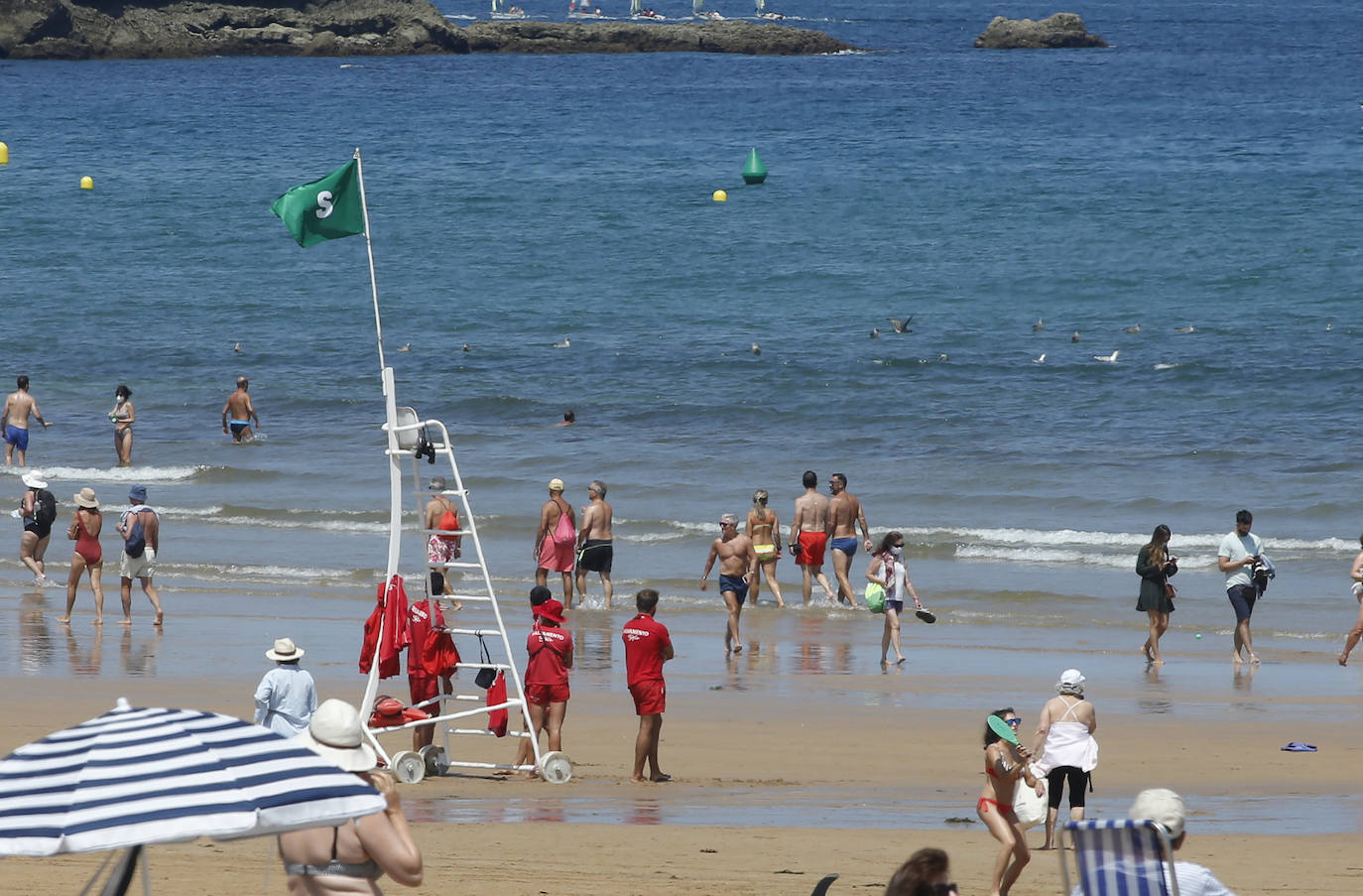 Asturias abarrota playas, ríos, parques, merenderos y terrazas para disfrutar de un fin de semana veraniego.