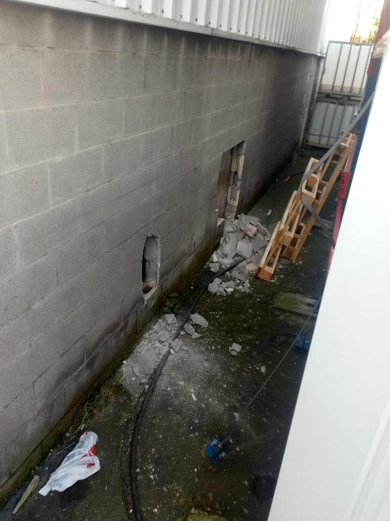 Los dos butrones realizados para entrar en una nave. 