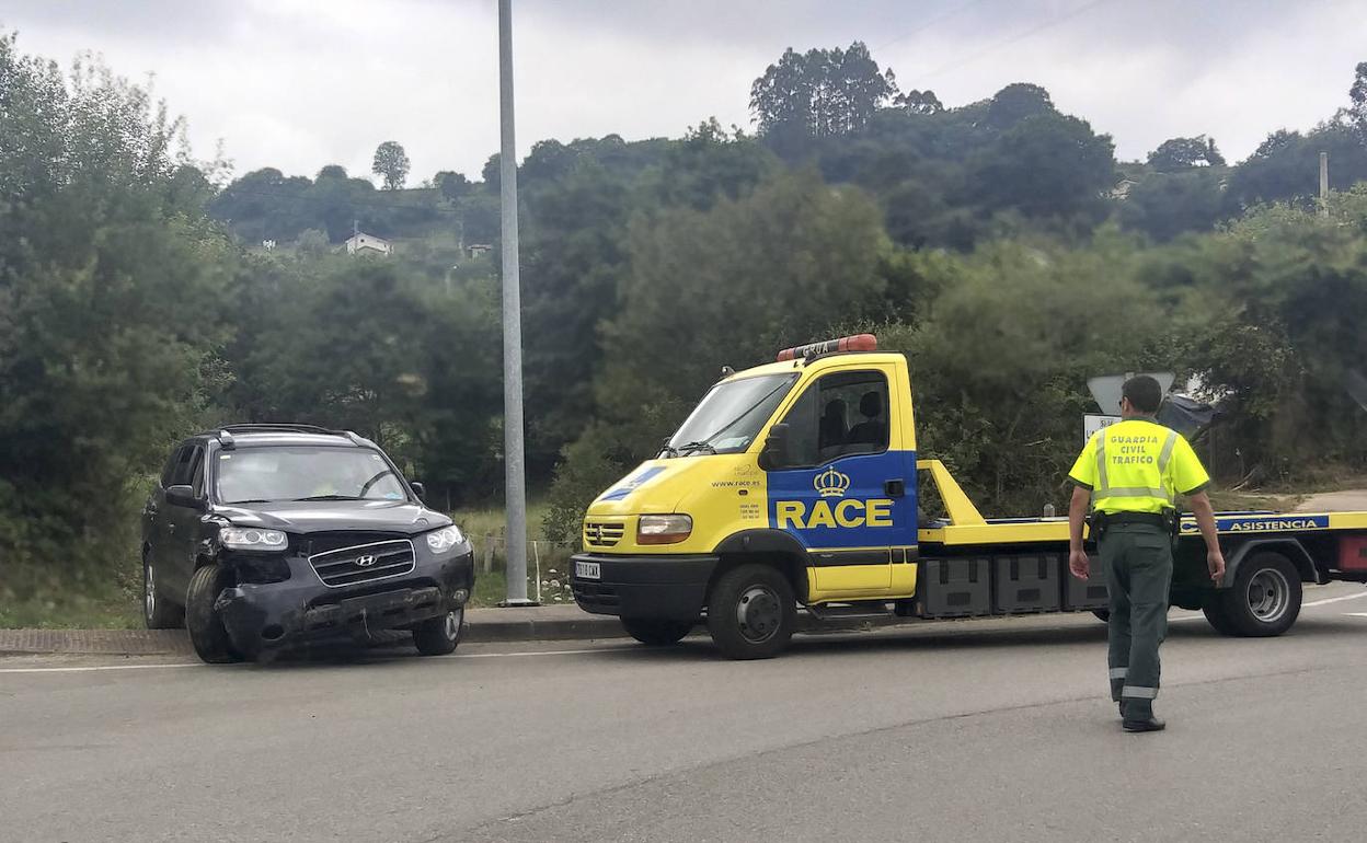 El vehículo robado, tras el accidente en Lieres. 
